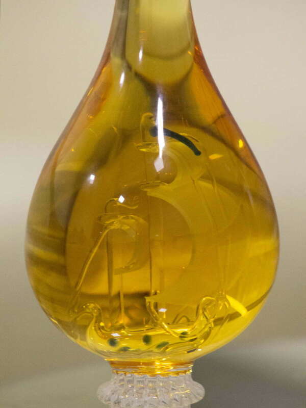 Húzott nyakú talpas csepp formájú palack, benne vitorlás, 0,2 liter - Image 2